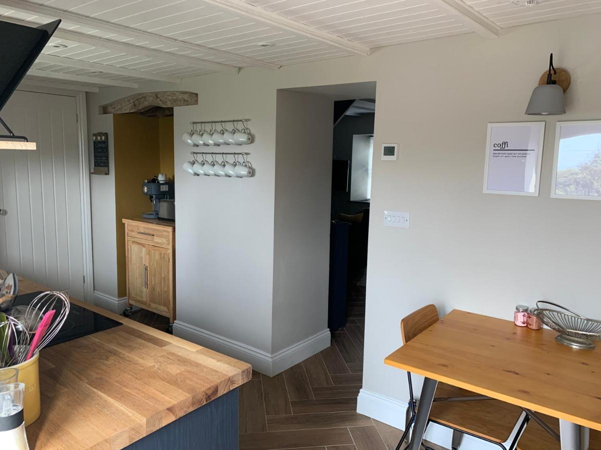 Min-Y-Fford Sleeps 6 Plus Pet Newport  Exterior foto